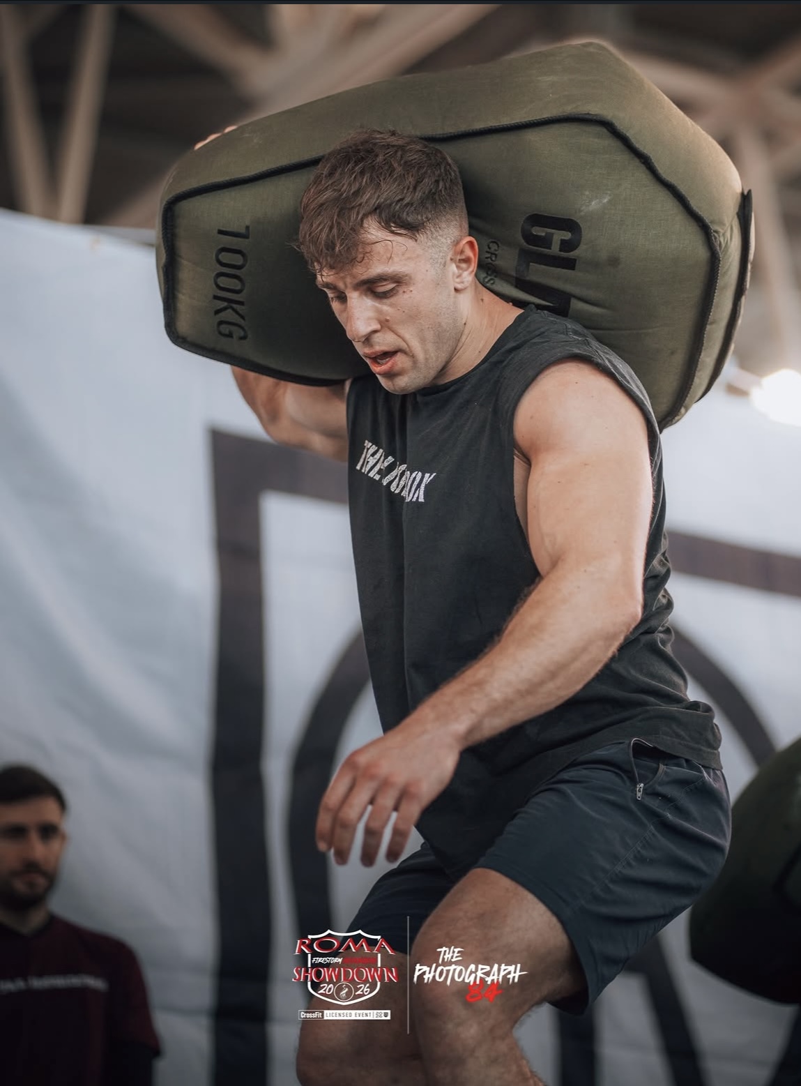 Atleta durante un workout con sandbag