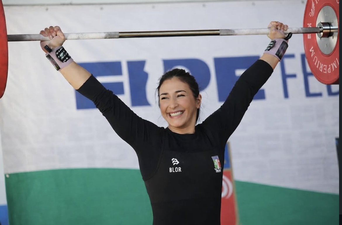 Atleta durante un'alzata di weightlifting